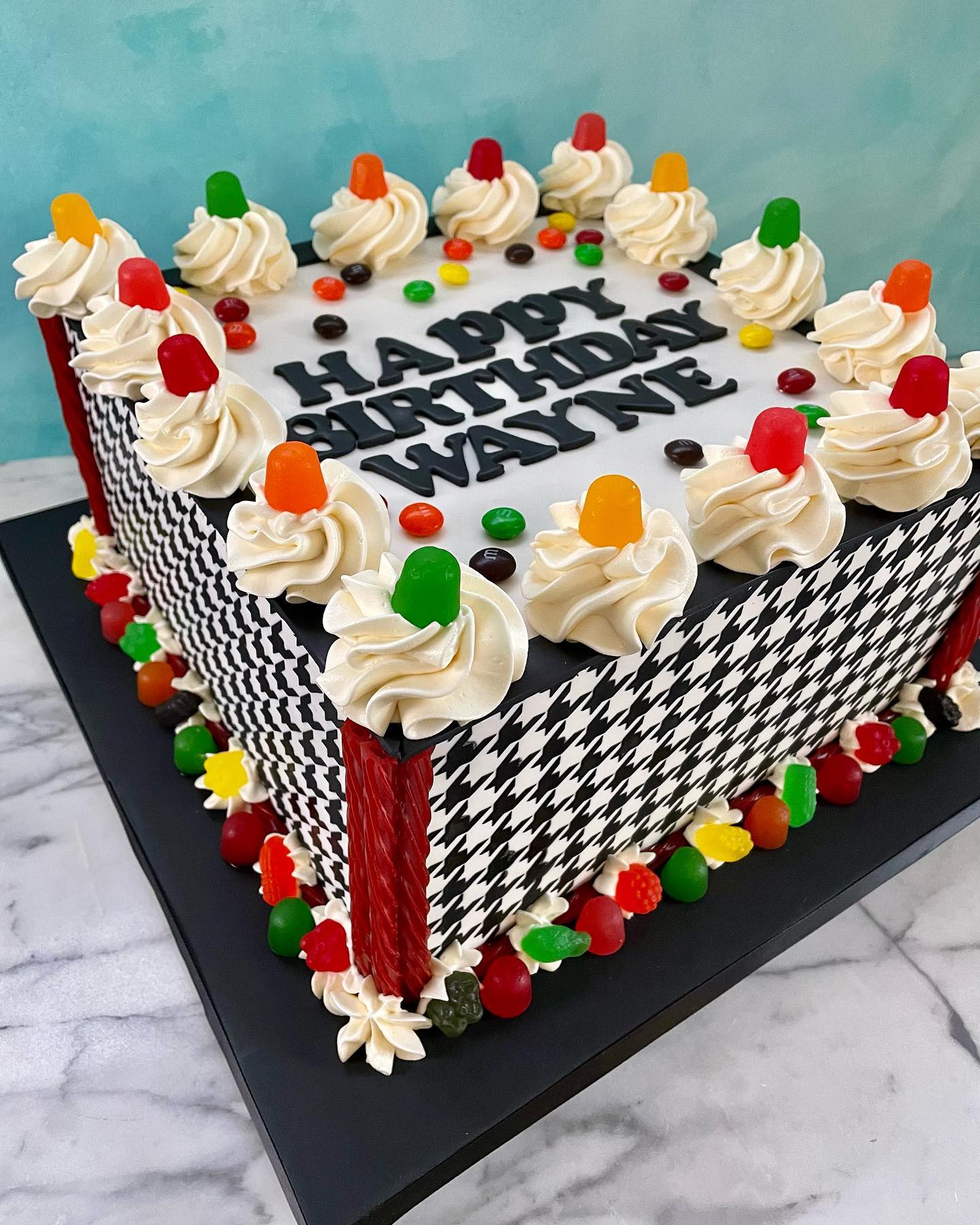It took me a minute to envision how to combine the houndstooth party theming with the birthday boy’s fave candies, but I love the fun and original results! #houndstooth #houndstoothcake #candycake